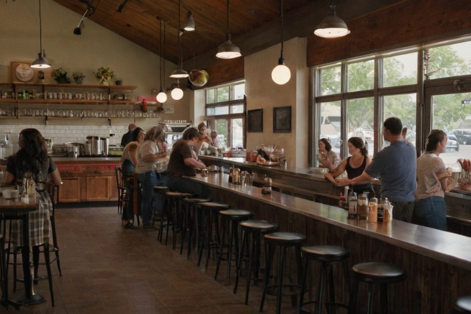 A straight bar is the safer default for most 900-square-foot Dallas cafés editorial visual